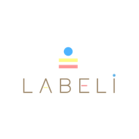 Logo minimaliste sur fond clair comportant le mot "LABELI" en lettres fines et modernes. Au-dessus du texte, un point bleu, une ligne rose et une ligne jaune sont empilés verticalement. La lettre "I" a un point bleu.